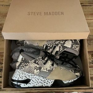 Steve Madden tennis shoe size 9